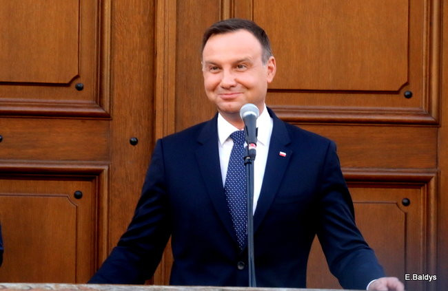 Oklaski i gwizdy na powitanie prezydenta Andrzeja Dudy (zdjęcia, film)
