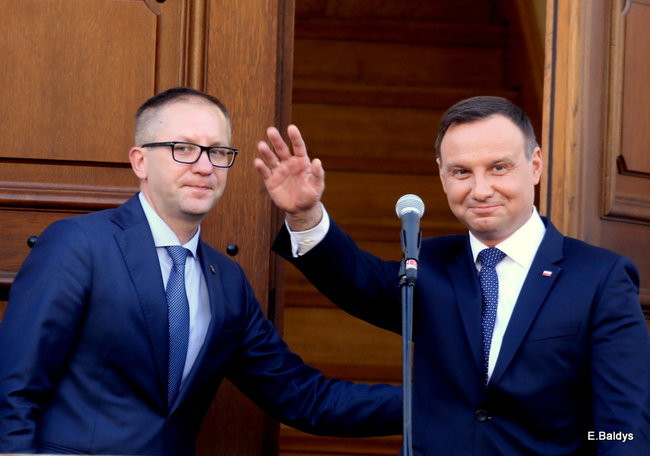 Oklaski i gwizdy na powitanie prezydenta Andrzeja Dudy (zdjęcia, film)