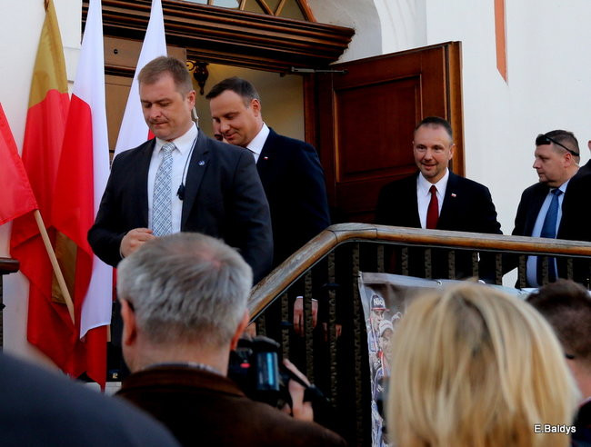 Oklaski i gwizdy na powitanie prezydenta Andrzeja Dudy (zdjęcia, film)