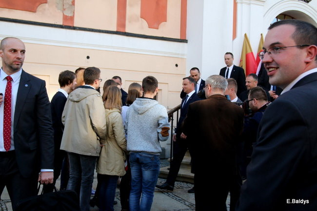Oklaski i gwizdy na powitanie prezydenta Andrzeja Dudy (zdjęcia, film)