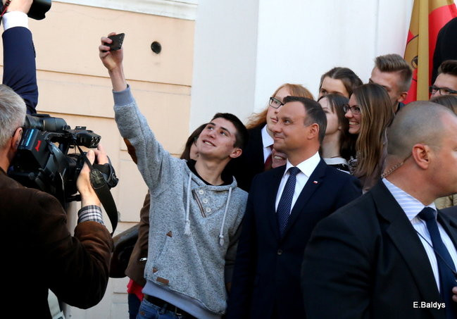 Oklaski i gwizdy na powitanie prezydenta Andrzeja Dudy (zdjęcia, film)