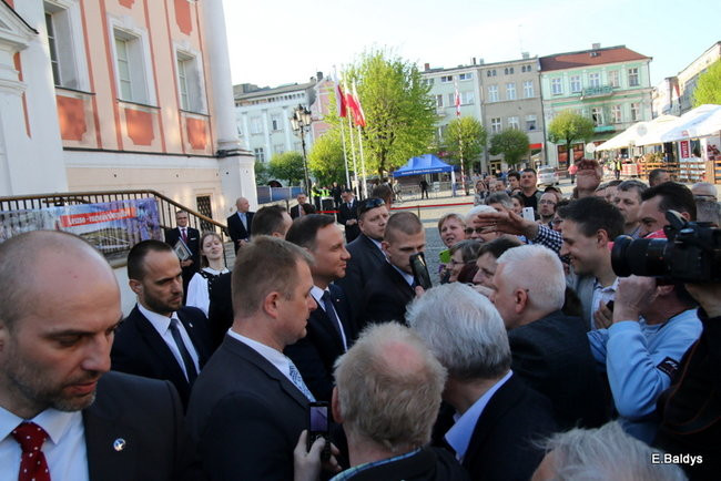 Oklaski i gwizdy na powitanie prezydenta Andrzeja Dudy (zdjęcia, film)