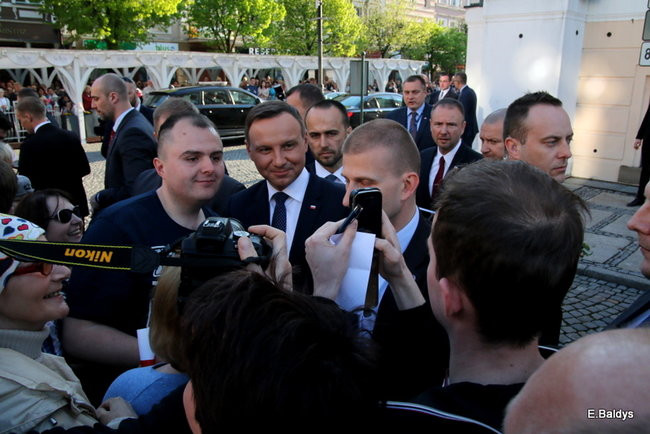 Oklaski i gwizdy na powitanie prezydenta Andrzeja Dudy (zdjęcia, film)