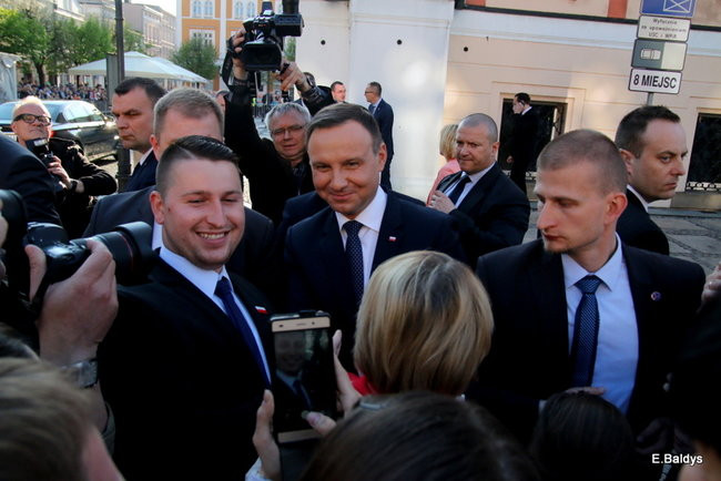 Oklaski i gwizdy na powitanie prezydenta Andrzeja Dudy (zdjęcia, film)