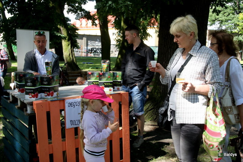 Śniadanko w cieniu drzew (zdjęcia)