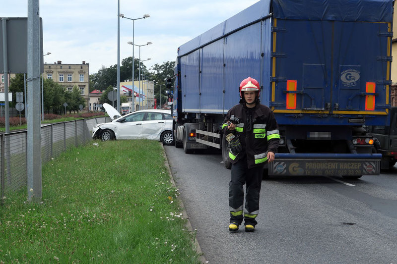 Kolizja TIR-a i hyundaia (zdjęcia)