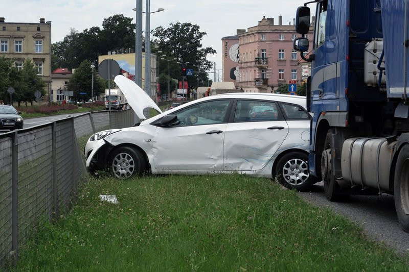 Kolizja TIR-a i hyundaia (zdjęcia)
