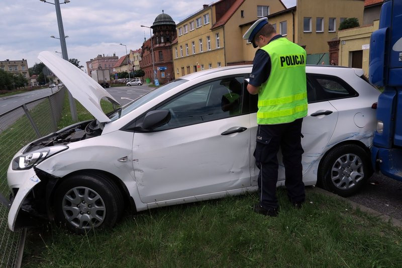 Kolizja TIR-a i hyundaia (zdjęcia)