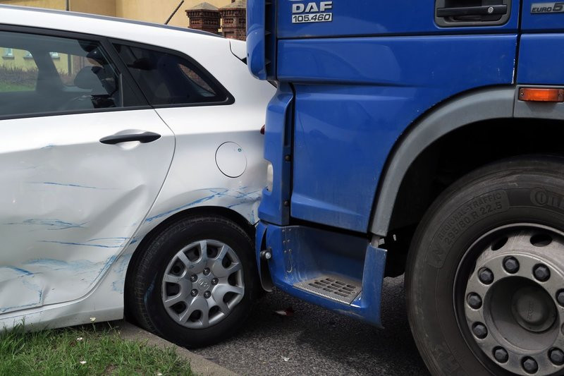 Kolizja TIR-a i hyundaia (zdjęcia)