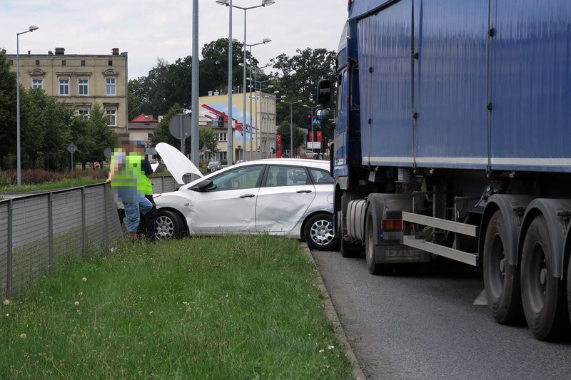 Kolizja TIR-a i hyundaia (zdjęcia)