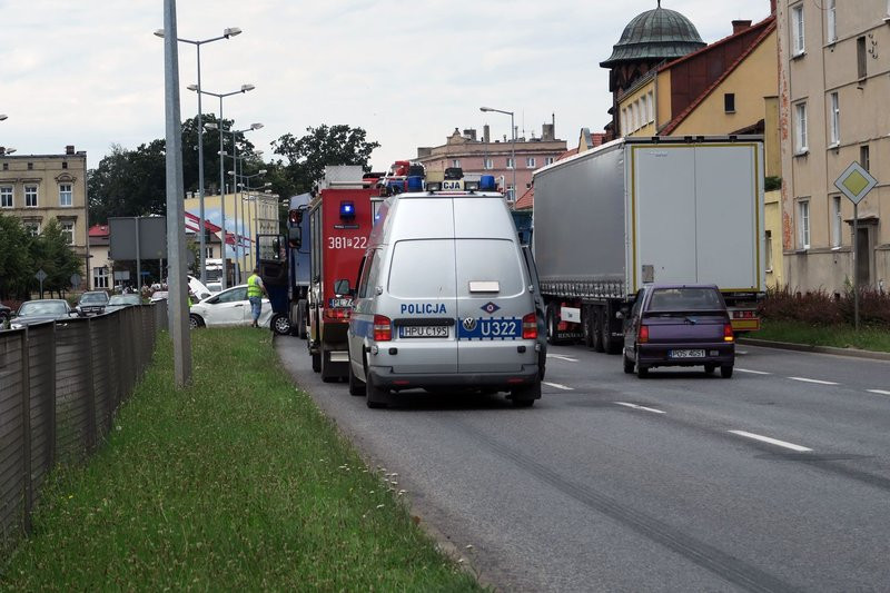 Kolizja TIR-a i hyundaia (zdjęcia)