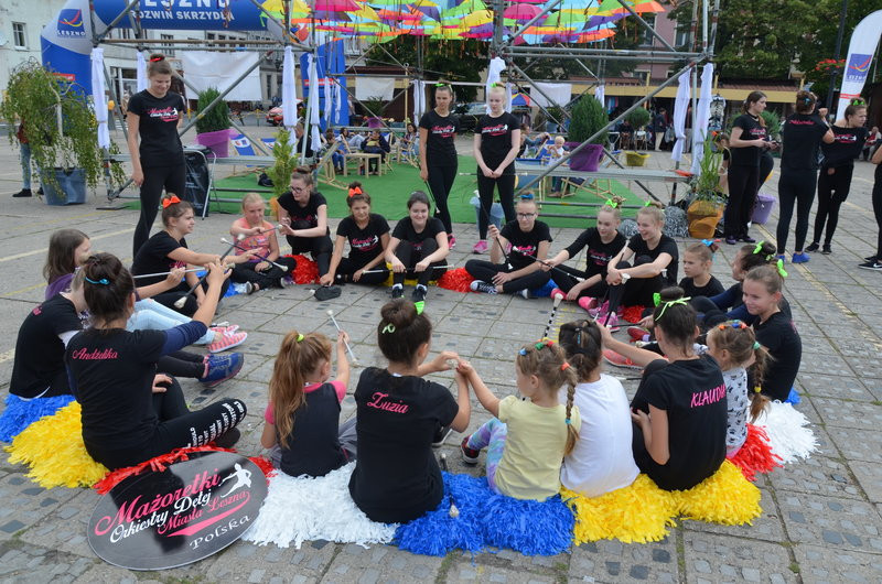 Sporo ludzi na rynkowym śniadaniu (zdjęcia)