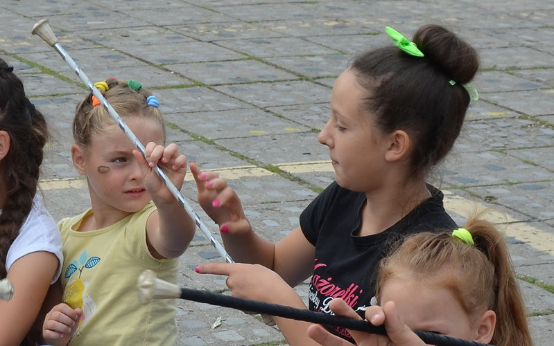 Sporo ludzi na rynkowym śniadaniu (zdjęcia)