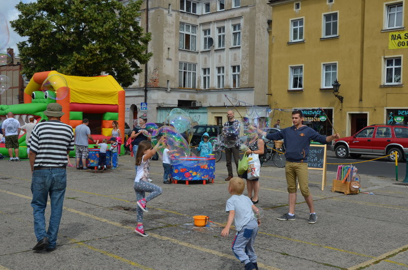Sporo ludzi na rynkowym śniadaniu (zdjęcia)