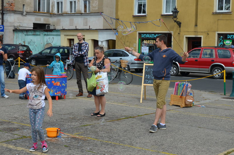 Sporo ludzi na rynkowym śniadaniu (zdjęcia)