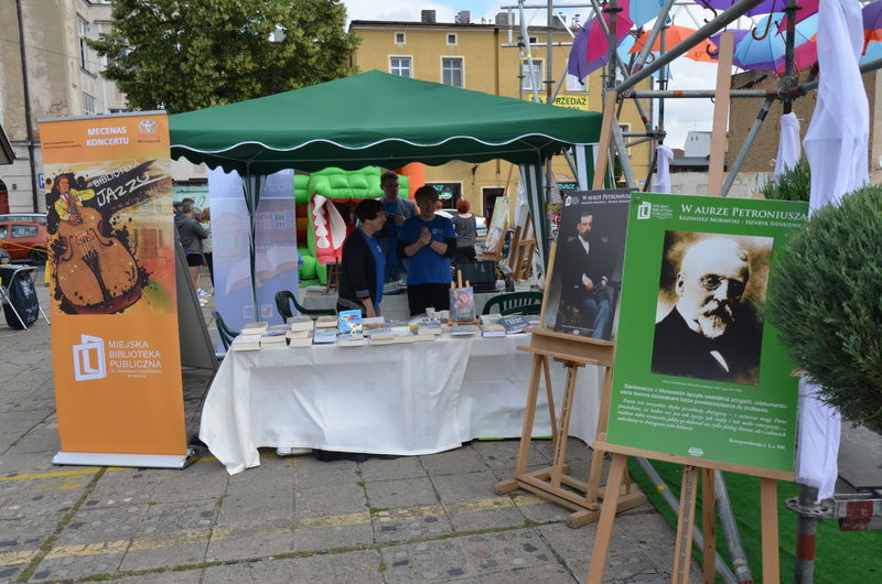 Sporo ludzi na rynkowym śniadaniu (zdjęcia)
