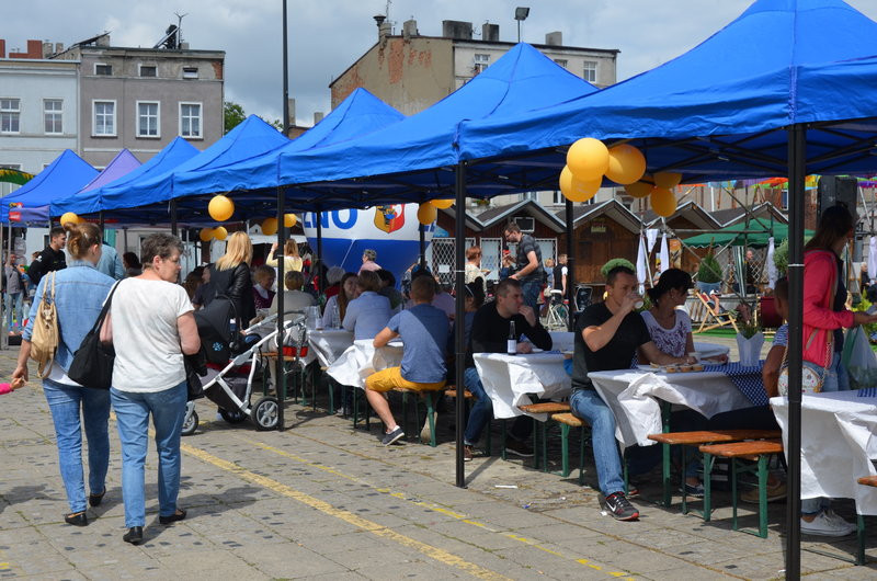 Sporo ludzi na rynkowym śniadaniu (zdjęcia)
