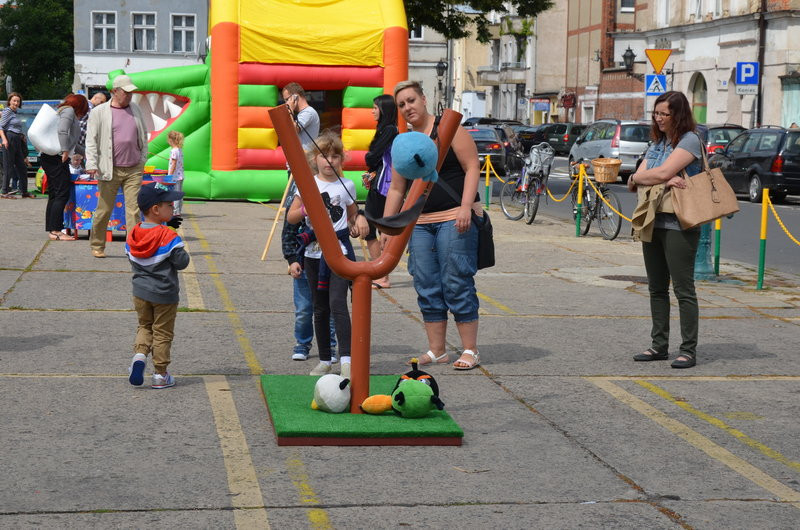 Sporo ludzi na rynkowym śniadaniu (zdjęcia)
