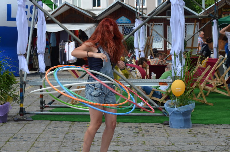 Sporo ludzi na rynkowym śniadaniu (zdjęcia)
