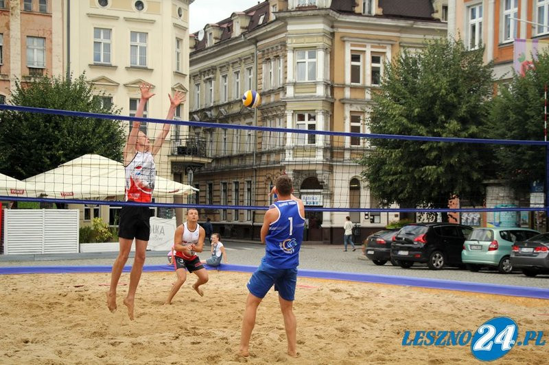 Na Rynku trwa turniej w siatkówce plażowej (zdjęcia)