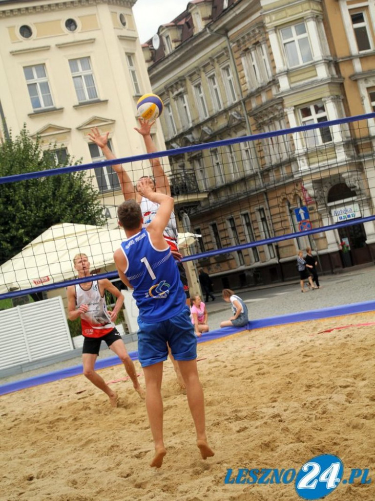 Na Rynku trwa turniej w siatkówce plażowej (zdjęcia)
