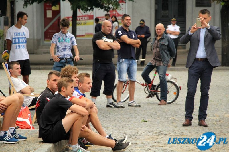 Na Rynku trwa turniej w siatkówce plażowej (zdjęcia)