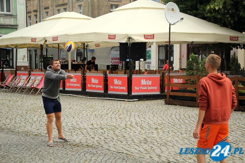 Na Rynku trwa turniej w siatkówce plażowej (zdjęcia)