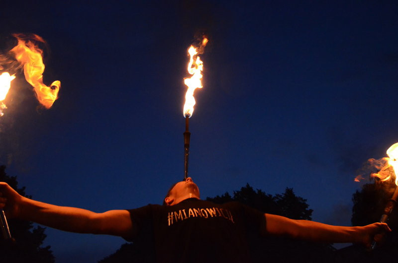 Ogień i woda. Nocne otwarcie fontanny (zdjęcia)