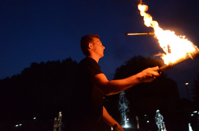 Ogień i woda. Nocne otwarcie fontanny (zdjęcia)