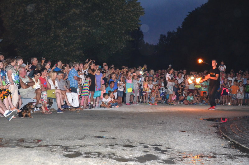 Ogień i woda. Nocne otwarcie fontanny (zdjęcia)