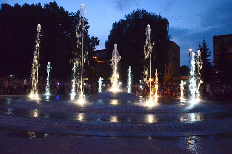 Ogień i woda. Nocne otwarcie fontanny (zdjęcia)
