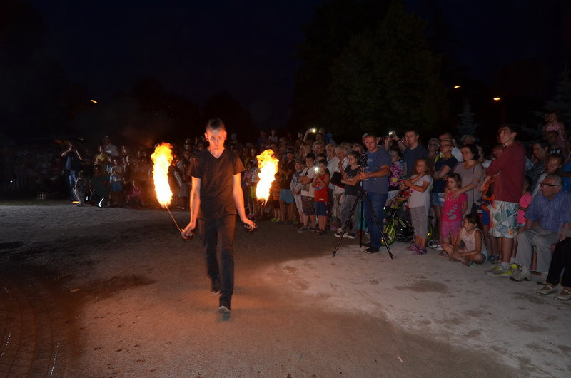Ogień i woda. Nocne otwarcie fontanny (zdjęcia)
