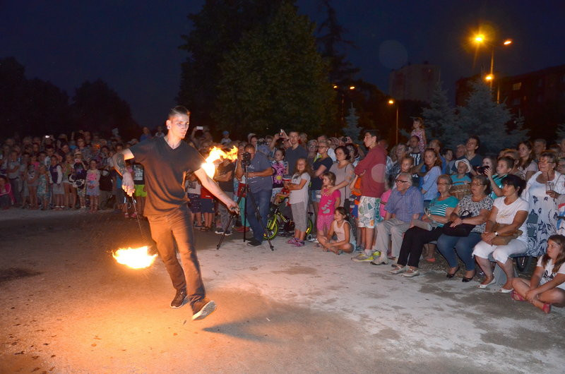 Ogień i woda. Nocne otwarcie fontanny (zdjęcia)