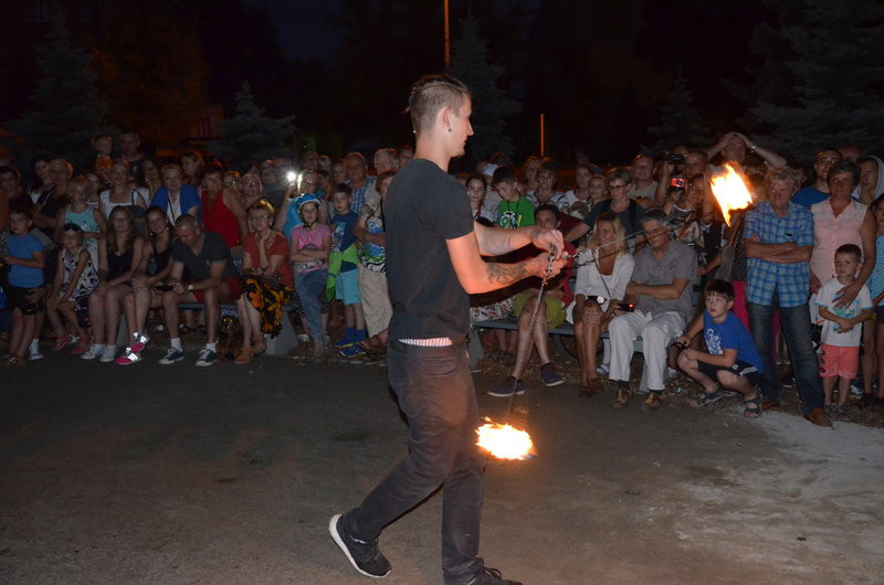 Ogień i woda. Nocne otwarcie fontanny (zdjęcia)