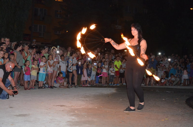 Ogień i woda. Nocne otwarcie fontanny (zdjęcia)
