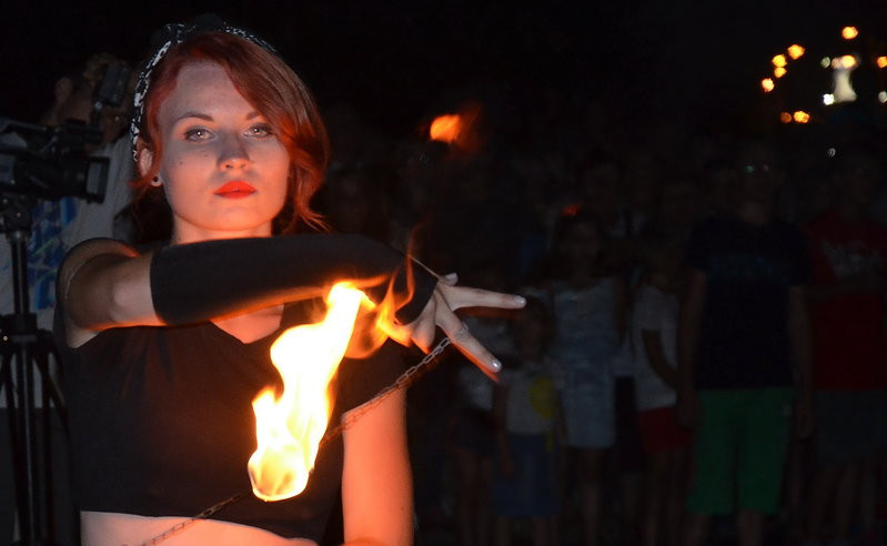 Ogień i woda. Nocne otwarcie fontanny (zdjęcia)