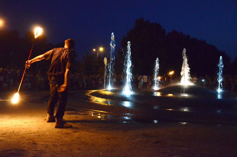 Ogień i woda. Nocne otwarcie fontanny (zdjęcia)