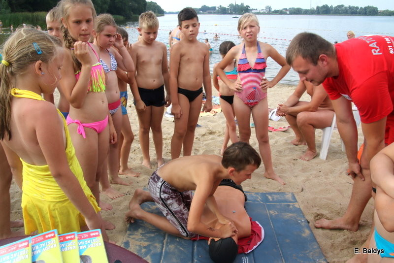 Na plaży uczyli ratownictwa (kilka zdjęć)