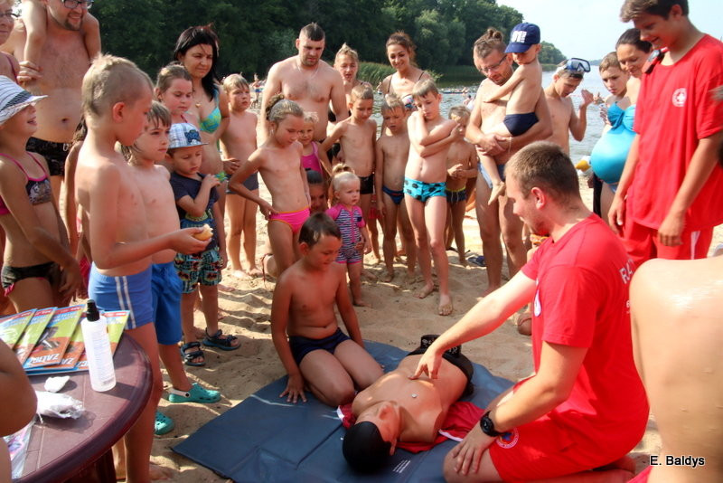 Na plaży uczyli ratownictwa (kilka zdjęć)