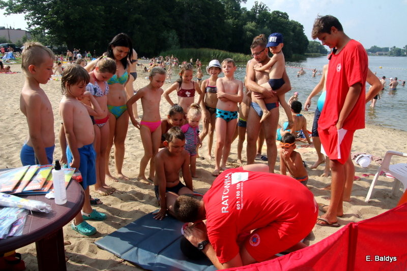 Na plaży uczyli ratownictwa (kilka zdjęć)
