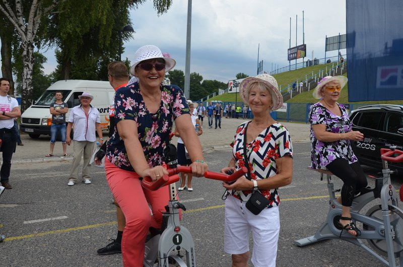 Charytatywna jazda przed stadionem (zdjęcia)