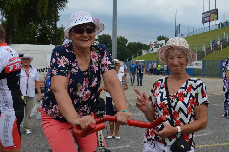 Charytatywna jazda przed stadionem (zdjęcia)