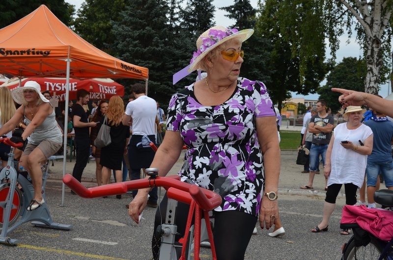 Charytatywna jazda przed stadionem (zdjęcia)