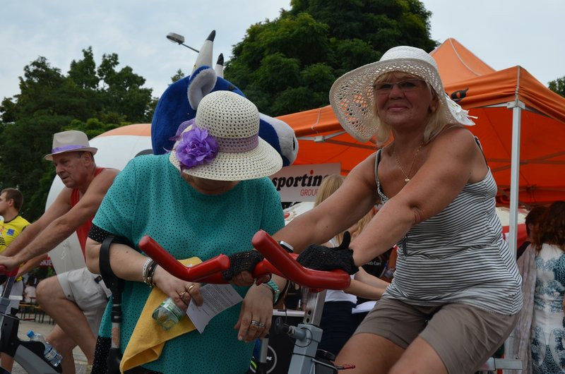 Charytatywna jazda przed stadionem (zdjęcia)