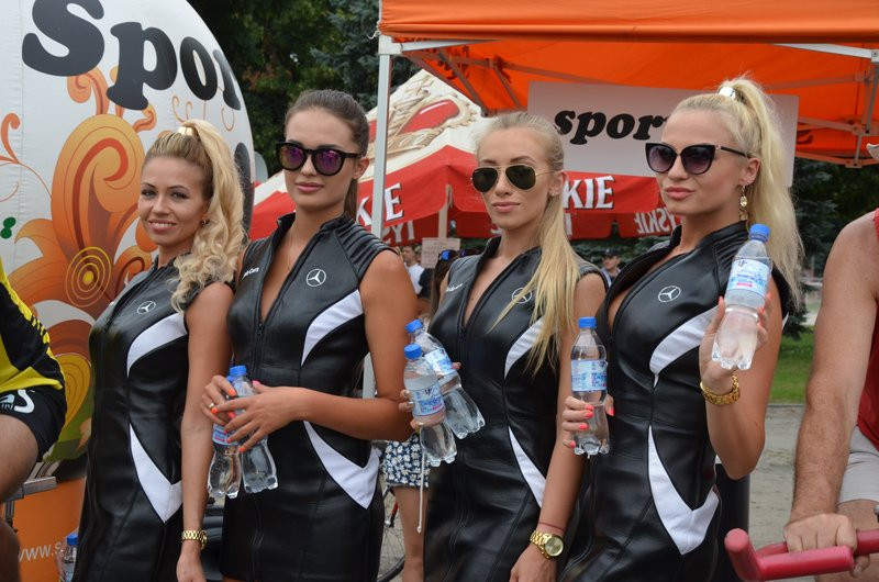 Charytatywna jazda przed stadionem (zdjęcia)