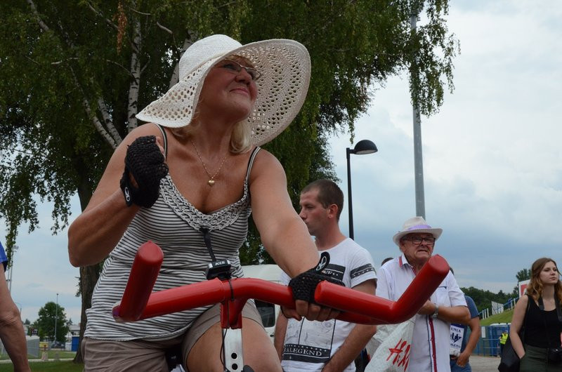 Charytatywna jazda przed stadionem (zdjęcia)