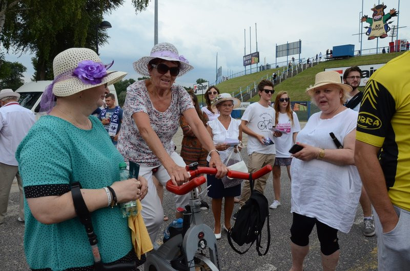 Charytatywna jazda przed stadionem (zdjęcia)