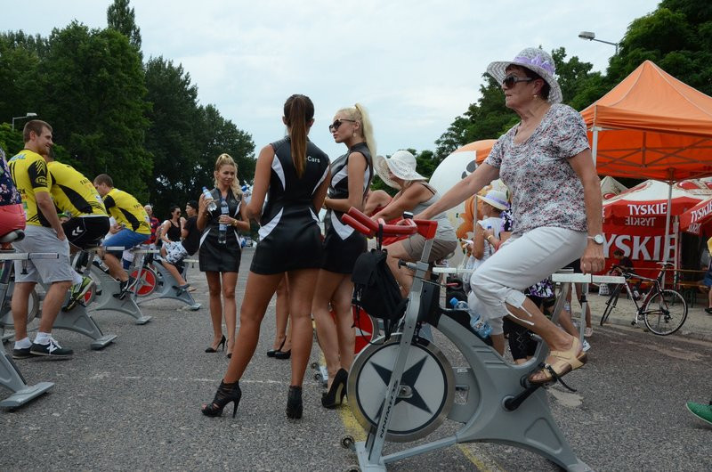 Charytatywna jazda przed stadionem (zdjęcia)