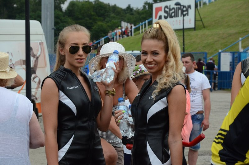 Charytatywna jazda przed stadionem (zdjęcia)