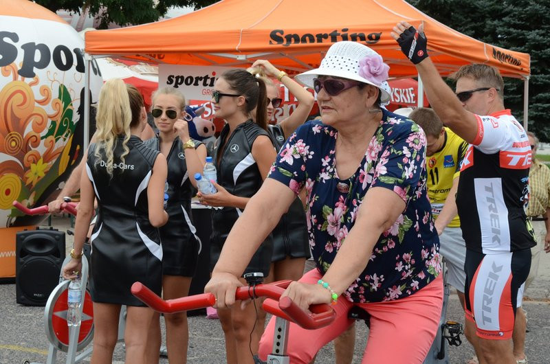 Charytatywna jazda przed stadionem (zdjęcia)